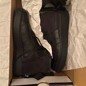 Black Nike Air Force 1 Mid Y5.5